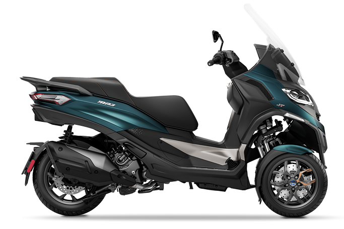 NEW MP3 500 2022 2023 PIAGGIO PUNTO MOTOR BRUGHERIO DEALER PIAGGIO VESPA SYM BRUGHERIO MONZA BRIANZA , PROVINCIA DI MILANO La nuova gamma Piaggio MP3 si compone di tre versioni, spinte dalle modernissime e potenti motorizzazioni della famiglia hpe - High Performance Engine: Piaggio MP3 400 hpe e Piaggio MP3 400 hpe Sport, equipaggiati con il 400 cc da oltre 35 CV, e l’ammiraglia Piaggio MP3 530 hpe Exclusive, spinta dal nuovissimo 530 hpe dalla potenza record di oltre 44 CV. Quest’ultimo, rispetto alla precedente unità 500 hpe, garantisce inoltre un significativo incremento della coppia, a tutto vantaggio della fluidità di marcia.